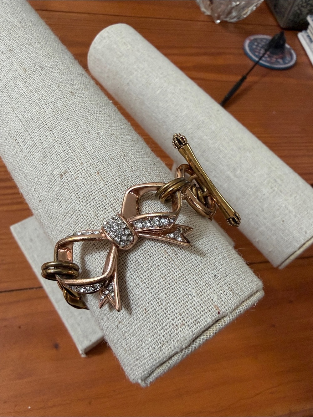 Vintage Juicy Couture Gold-Tone Chain Bracelet with Páved Bow Charm